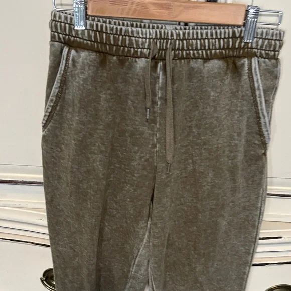 Forever 21 Olive Joggers - Picture 2 of 4